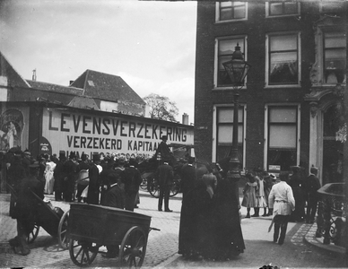 853314 Afbeelding van de begrafenisstoet bij de begrafenis van de toonkunstenaar Richard Hol, op het Janskerkhof te ...